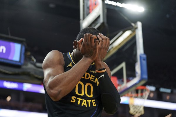 任何球员还是‘胳背拧不外大腿’体育集锦